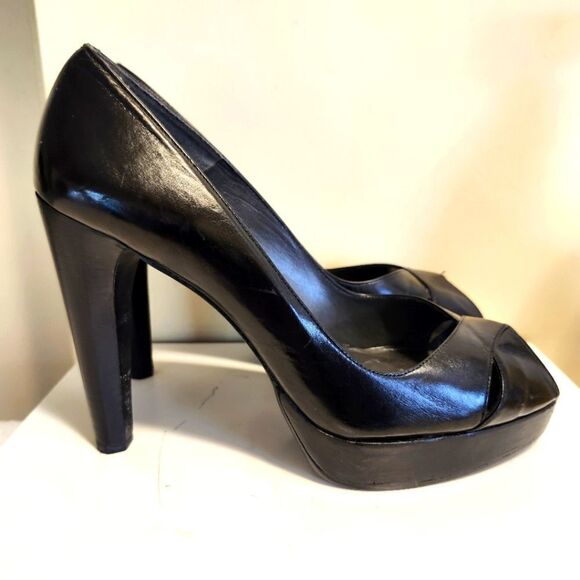 Stuart Weitzman Black Patent Leather Peep Toe Curved Heel Pumps sz.9 Ret $445 - Picture 2 of 9